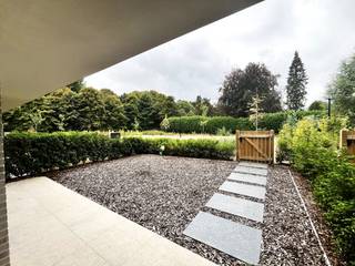 <strong>Gelijkvloers app met 1 slpkm, tuin, staanplaats binnen en kelderberging<br />Ideaal appartement voor alleenstaande of koppel !</strong><br />Dit prachtige nieuwbouwappartement combineert moderne luxe met een rustige woonervaring, en is perfect voor wie op zoek is naar comfort en stijl.<br />Bij binnenkomst betreedt u een ruime inkomhal met ingemaakte kasten en die uitkomt in een smaakvolle leefruimte. Deze open leefruimte, met aansluitende keuken, beschikt over alle keukentoestellen, incl. vaatwas. Geen probleem voor het plaatsen van kasten door de aanwezigheid van vloerverwarming.<br />De slaapkamer biedt een oase van rust, en grenst direct aan een elegante badkamer met inloopdouche. Een grote berging biedt volop opbergruimte, handig voor wasmachine, droogkast, en zoveel meer.<br />Buiten is het heerlijk genieten op het grote privéterras, dat direct uitkijkt over een groene tuin. Deze buitenruimte maakt het appartement perfect voor liefhebbers van de buitenlucht.<br />Tevens is er ook een staanplaats en een kelderberging aanwezig bij dit appartement.<br /><strong>Enkele extra pluspunten :</strong><br />- Appartement volledig geschilderd<br />- Alle verlichting aanwezig<br />- Gordijnen, zowel glasgordijnen als overgordijnen<br />- Energiezuinig, overal vloerverwarming<br />- Overal schilderij rails aanwezig<br />Kortom, een heerlijk comfortabel appartement waar u direct kunt intrekken en volop kunt genieten van het leven! Instapklaar en volledig afgewerkt. Beschikbaar vanaf 1 oktober<br /><strong>Prijs : 795 € + 70 € syndic/maand</strong>