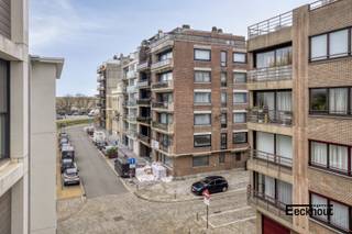 Dit ruim en modern appartement uit 2016, met een bewoonbare oppervlakte van 91 m² en heel veel lichtinval, is gelegen in het centrum van de stad en biedt alle comfort voor een aangenaam verblijf aan de Belgische kust. Het appartement beschikt over ruime living en eetplaats met een open keuken, 2 terrassen, 2 slaapkamers, badkamer met ligbad en douche, aparte wc en ruime gang met vestiaire.<br /><br />Het appartement is gelegen op 200m van het strand,<br /><br />Het appartement wordt momenteel verhuurd en is dus mogelijks ideaal als investering aan te kopen.