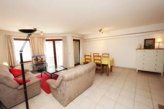 Dit ruime en uitstekend gelegen 2-slaapkamer appartement bevindt zich op een toplocatie nabij de Zeedijk van Mariakerke-Oostende, op wandelafstand van winkels, openbaar vervoer en tal van gezellige restaurants. Ideaal als vaste woonst, tweede verblijf of investering aan zee.<br />Het appartement is gelegen op de eerste verdieping en is praktisch ingedeeld als volgt:
<ul>
	<li><span>Inkomhal met apart gastentoilet</span></li>
	<li><span>Ruime en lichtrijke woonkamer met eetplaats</span></li>
	<li><span>Balkon met zijdelings zeezicht</span></li>
	<li><span>Badkamer uitgerust met ligbad, dubbele lavabo en aansluiting voor wasmachine</span></li>
	<li><span>Twee zeer ruime volwaardige slaapkamers, waarvan één met ensuite badkamer voorzien van douche en lavabo</span></li>
	<li><span>Aan de achterzijde bevindt zich een uitzonderlijk ruim en zonnig terras van maar liefst 55 m² – een echte troef!</span></li>
</ul>
Extra troeven:

<ul>
	<li><span>Inclusief staanplaats in het gebouw</span></li>
	<li><span>Energiezuinig appartement met EPC-score: B-label</span></li>
</ul>
Kortom, een instapklaar en comfortabel appartement op een gegeerde locatie aan de kust, met alle voorzieningen binnen handbereik.<br />Interesse? Contacteer ons vandaag nog voor meer informatie of een bezoek!<br /><br /><br /> 