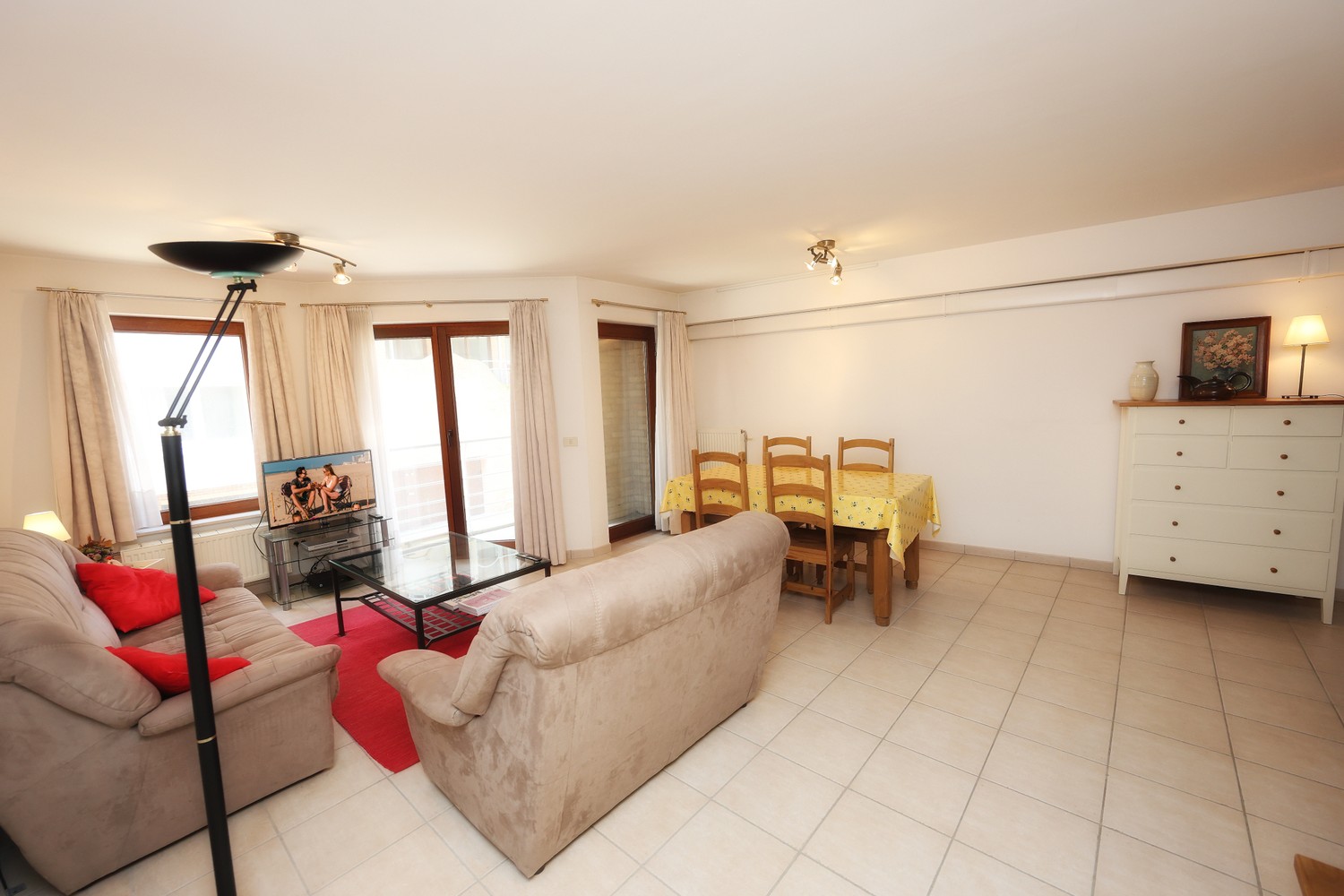 Ruim 2-slaapkamer appartement met riant zonneterras en staanplaats nabij de Zeedijk te Oostende-Mariakerke! - foto 3