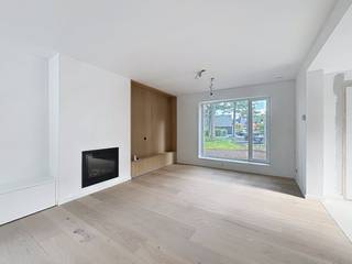 Droom jij van zorgeloos wonen op een absolute toplocatie in Sint-Kruis? Ontdek deze prachtig gerenoveerde woning met 4 slaapkamers, een garage en een kelder. Mis deze unieke kans niet en plan vandaag nog je bezoek! Indeling: -1°V: ruime kelder Glvl: inkomhal met apart toilet en technische ruimte - woonkamer (40 m²) voorzien van vloerverwarming en een gaskachel - open keuken (16 m²) voorzien van microgolfoven, oven, vaatwasmachine, dubbele spoelbak met "Quooker-kraan" en een ruime frigo - garage/bergplaats (20 m²) met aansluiting wasmachine - ruim terras met tuin 1°V: slaapkamer 1 (11 m²) - slaapkamer 2 (16 m²) - slaapkamer 3 (18 m²) - badkamer (7 m²) met dubbele wastafel, inloopdouche en toilet 2°V: ruime slaapkamer (25 m²) Algemeen: - Huurprijs: € 1.500,00/maand - Beschikbaar vanaf: 01/06/2026- Inspraak in afwerking De snelste manier om een bezoek te brengen aan dit pand? Vraag je bezoek aan via de roze knop op onze website (www.dewaele.com) en je wordt gecontacteerd door onze verhuurexpert Broes.Telefonisch kunnen er geen afspraken gemaakt worden. Bij andere vragen kun je ons telefonisch contacteren via 050 444 999.