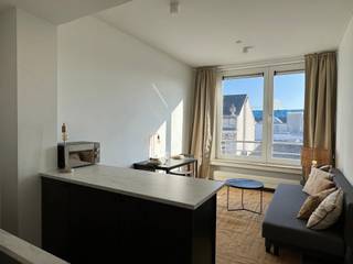 Gezellig, gemeubeld appartement met 1 slaapkamer in hartje Antwerpen!<br /><br />Dit volledig gemeubeld appartement vindt haar ligging in de Huidevettersstraat, in het centrum van Antwerpen.<br />Met winkels, scholen, het openbaar vervoer en allerlei gezellige bars en restaurants om de hoek, kent het appartement dé ideale locatie. <br />Bovendien zorgen de nabij gelegen invalswegen voor een goede bereikbaarheid. <br /><br />GA NAAR WWW.DEBOERENPARTNERS.BE OM RECHTSTREEKS UW ONLINE AFSPRAAK IN TE PLANNEN<br /><br />Indeling: <br />- Inkomhal <br />- Apart toilet<br />- Leefruimte<br />- Volledig uitgeruste keuken<br />- Slaapkamer<br />- Badkamer met ligbad en lavabo<br /><br />Bijzonderheden:<br />- Algemene kosten: 55 euro per maand voor onderhoud gemeenschappelijke delen. <br />- Gemeenschappelijke fietsenberging aanwezig<br />- Beschikbaar vanaf 01/08<br /><br />GA NAAR WWW.DEBOERENPARTNERS.BE OM RECHTSTREEKS UW ONLINE AFSPRAAK IN TE PLANNEN