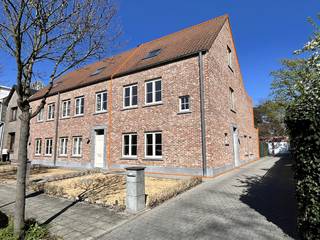 Instapklare halfopen woning op een ideale en rustige locatie in Mariaburg.Indeling: inkomhal met gastentoilet, een ruime woon- en eetkamer met veel...