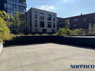 Antwerpen Centrum – Gelijkvloerse kantoorruimte van ca. 137m² met ruim privatief terrasDeze instapklare kantoorruimte bevindt zich op het...