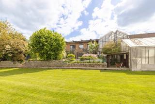 Polyvalente open bebouwing in agrarisch gebied. Deze riante woning ligt op een mooi perceel van meer dan 7200 m². De huidige bedrijfswoning kan eventueel worden omgevormd tot gezinswoning en biedt mogelijkheden voor co-housing, zorgwonen, praktijk, ... Deze ruime woning heeft volgende indeling:<br />Gelijkvloers – bureau, berging, dubbele garage en diverse multifunctionele ruimtes (+ 380 m²). <br />Bovenverdieping (in 2021 vernieuwd) – overloop, toilet, ruime en lichtrijke woonkamer met mooi panorama, hyper-geïnstalleerde open keuken, ruime eetplaats, veranda, ruime en comfortabele badkamer, wasplaats (WM/DK) en 4 ruime slaapkamers. Het terras biedt een ideaal zicht op de grote, groene zone achter de woning.<br />Kenmerken:<br />recente renovatie (2021)<br />keuken met merktoestellen <br />vloerverwarming met luchtverversing <br />airco (warm/koud)<br />elektrische warmtepomp<br />inbouwhaard met natuurlijke ventilatie<br />stil alarm en videofonie<br />44 zonnepanelen<br />asbestveilig<br />De 2 naastgelegen, multifunctionele bergingen hebben een totale grootte van 904 m². <br />Kenmerken:<br />poorten 4,2 m vrije hoogte<br />interieur 5,6 m hoog<br />7 zonnepanelen<br />Het naastgelegen weiland is een leuke plek voor paarden, kleinvee, tuinieren, .... <br />Deze woning mengt hedendaags comfort met riante woonruimtes. <br />Bekijk ze nu reeds via onze virtuele 360°-tour op www.avantivastgoed.be.<br />Benieuwd of deze polyvalente woning iets voor u kan zijn? 0479 01 00 00 of info@avantivastgoed.be