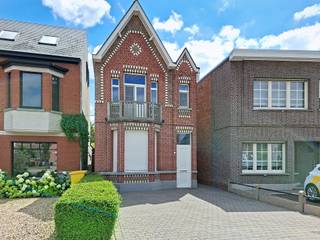 <p>Deze charmante woning combineert karakter, comfort en een uitstekende ligging op wandelafstand van het centrum van Kessel. Bovendien werden de voorbije jaren verschillende belangrijke vernieuwingen uitgevoerd, waaronder een hoogrendementsketel, nieuwe ramen met dubbele beglazing, rolluiken en vliegenramen. Ook de elektriciteit is conform. <br />Een extra troef is de ruime parkeergelegenheid. Vooraan de woning zijn er twee staanplaatsen en achteraan, bereikbaar via de Terlakenweg, bevindt zich een derde parkeerplaats met een garage die plaats biedt aan één wagen en meerdere fietsen. De woning is ingedeeld als volgt: een inkomhal, een gezellige leefruimte met karaktervolle erker, een praktische berging en een aparte, bijzonder ruime keuken. Achteraan bevindt zich de badkamer, uitgerust met een inloopdouche, toilet en wastafel. Vanuit de keuken bereikt u het terras met twee handige buitenbergingen, waarop de zonnepanelen zijn geplaatst. De diepe tuin biedt tal van mogelijkheden en is zowel via een poortje aan de voorzijde als via een dubbele poort naast de garage achteraan toegankelijk. Op de eerste verdieping bevinden zich mogelijk drie slaapkamers, waarvan twee ruime en één kleinere. <br />Met haar authentieke charme, fraaie gevel, originele binnendeuren, meerdere toegangen, conforme elektriciteit en uitstekende parkeermogelijkheden is deze woning een ideale keuze voor wie op zoek is naar een karaktervolle woning met potentieel.</p>