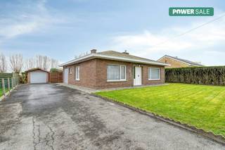 Gelijkvloerse woning te koop in de Hazewindstraat 8 te Vlamertinge. Dit huis te koop is uitermate geschikt voor wie op zoek is naar een alleenstaande gelijkvloerse woning nabij Ieper en Poperinge. Dit huis ligt op een mooi stuk grond van 873m² en heeft 2 slaapkamers (3 mogelijk), zongerichte tuin en een ruime externe garage. Deze statige, vrijstaande woning in de Hazewindstraat 8 te Vlamertinge biedt u een unieke kans om uw droomwoning te realiseren. Vraag nu je bezoek aan!INDELINGInkomhal - woonkamer voorzien van houtkachel en airco - ruime lichtrijke leefkeuken - keukenberging - gang met apart toilet - twee slaapkamers - badkamer met lavabomeubel en ligbad - inpandige garage, mogelijk om in te richten als 3de slaapkamer - zonnige aangelegde tuin - ruime oprit en externe dubbele garage, veel parkeermogelijkheid! Verder heeft deze woning nog een bergzolder onder het dak.TROEVEN- Gelegen nabij dorpskern, Ieper en Poperinge in een rustige straat- Alleenstaand- Volledig gelijkvloers - Drie slaapkamers mogelijk - Veel parkeermogelijkheid- Ruime externe garage- Regen & grondwaterput- In te richten/renoveren volgens eigen stijlDeze AI-visualisaties zijn bedoeld als inspiratie. Er werd geen rekening gehouden met technische specificaties, stedenbouwkundige voorschriften of de concrete mogelijkheden tot realisatie.Dit pand is onderworpen aan de renovatieverplichting van de Vlaamse overheid voor residentiële gebouwen (behoudens bij sloop binnen 5 jaar na de aankoop). Consulteer voor meer informatie de website van het Vlaams Energie- en Klimaatagentschap via https://www.vlaanderen.be/een-woning-kopen/renovatieverplichting-voor-residentiele-gebouwenBestuursmaatregelen in het maatregelenregister: nee