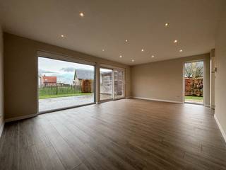 Deze ruime, moderne en energiezuinige woning bevindt zich in een landelijke omgeving en biedt alsnog een vlotte bereikbaarheid richting...