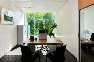 Kantoor van <strong>113 m²</strong> te huur op een toplocatie nabij de<strong> R0 </strong>in Anderlecht.<br /><br />Ontdek deze hoogwaardige kantoorruimte in het prestigieuze <strong>Crescent Building</strong>, een moderne en inspirerende werkomgeving waar comfort, bereikbaarheid en uitstraling perfect samengaan. Het kantoor is uitgerust met alle hedendaagse voorzieningen en biedt een professionele setting die onmiddellijk gebruiksklaar is.<br /><br />Het gebouw beschikt over tal van extra faciliteiten, waaronder een fitnessruimte, een restaurant, ruime binnen- en buitenparkeergelegenheid en een prachtig aangelegd park met terras en vijver. Een unieke, groene werkomgeving die rust uitstraalt, terwijl de uitstekende ligging vlak bij de R0 een vlotte bereikbaarheid garandeert.<br /><br />Naast deze kantoorruimte zijn er ook andere oppervlaktes beschikbaar, van<strong> 113 m² tot 3.159 m²</strong>, ideaal voor zowel groeiende als gevestigde bedrijven.<br /><br />Interesse? Contacteer <strong>PANORAMA B2B</strong> voor meer informatie, de plannen of een vrijblijvend plaatsbezoek via <strong>0477 09 00 09</strong>.