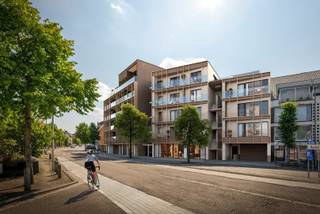 Res. Rongese-Park - Comm. ruimte C 0.02: Casco ruimte op de gelijkvloerse verdieping met een opp. van 162,11 m² met een gevelbreedte van 17,94m; Diepte 9,96m. <br /><br />Bruisende plek voor ondernemers - Ontdek de commerciële ruimtes in het nieuwbouwproject Rongese Park. Een dynamische en toekomstgerichte locatie voor ambitieuze ondernemers die zichtbaarheid, bereikbaarheid en kwaliteit willen combineren.<br /><br />Op de gelijkvloerse verdieping zijn er twee commerciële ruimtes met oppervlaktes van 219 m² en 162 m². Dankzij de grote raampartijen geniet je van maximale zichtbaarheid langs de Sint-Truidersteenweg, een van de belangrijkste invalswegen richting het centrum van Hasselt. Voorziening in Casco, wind-waterdicht, zonder technieken, tevens leverbaar in casco+ of volledig afgewerkt. <br /><br />Deze toplocatie staat garant voor een hoge zichtbaarheid én een constante stroom van autoverkeer en voetgangers. Ideaal voor kantoren, showrooms, dienstverleners of retailconcepten die willen groeien op een plek met sterke visibiliteit.<br /><br />Op slechts enkele minuten wandelafstand bereik je het hart van Hasselt, met zijn levendige winkels, horeca en cultuur. Zo combineer je het comfort van een strategische commerciële ligging met de troeven van het stedelijke leven.<br /><br />Rongese Park biedt bovendien een aangename werkomgeving buiten de drukte van het stadscentrum. In samenwerking met Stad Hasselt wordt het park heringericht met veel groen, wat bijdraagt aan een rustgevende en kwalitatieve omgeving voor zowel bewoners als ondernemers.<br /><br />De ruimtes worden casco aangeboden, maar kunnen in samenspraak met de projectontwikkelaar verder op maat afgewerkt worden volgens jouw wensen en noden.<br /><br />Interesse in één van deze commerciële ruimtes? Contacteer Danny op 0471/10.00.69 of 011/22.19.17 voor meer informatie of een bezichtiging, en ontdek hoe jouw onderneming hier kan uitgroeien tot een zichtbaar succesverhaal.