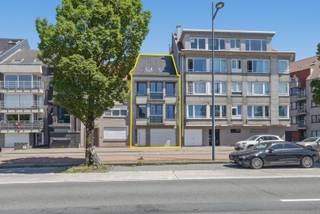 Deze verzorgde bel-étagewoning, gebouwd in 1962, is gelegen in Oostende en biedt een bewoonbare oppervlakte van 232 m². Dankzij de praktische indeling, de ruime garage, het aangename terras en de grote zolder is dit een woning met heel wat mogelijkheden voor wie op zoek is naar ruimte en comfort. De woning beschikt over pvc-ramen met dubbele beglazing, centrale verwarming op aardgas en een conforme elektrische installatie die geldig is tot 2039. Met een EPC van 364 kWh/m²/jaar (label D) is er bovendien geen renovatieverplichting.<br /><br />Op het gelijkvloers komt u binnen via de inkomhal die toegang geeft tot de ruime garage met elektrische sectionale poort. Hier bevinden zich eveneens de waterontharder, de nutsvoorzieningen, cv-ketel en de zekeringkast. Achteraan bevindt zich een praktische berging met uitgietbak, regenwaterpomp en extra opslagruimte.<br /><br />De eerste verdieping vormt het hart van de woning en omvat een lichtrijke leefruimte die via een groot hefschuifraam uitgeeft op het ruime terras op het platte dak. Aansluitend bevindt zich de open, ingerichte keuken met anderhalve spoelbak, vaatwasser, gasfornuis, oven, microgolfoven en koelkast met diepvriesvak. Verder is er op deze verdieping een apart gastentoilet aanwezig.<br /><br />Op de tweede verdieping bevinden zich twee ruime slaapkamers en een verzorgde badkamer, uitgerust met een dubbele wastafel in meubel, een spiegelkast, een inloopdouche en een handdoekradiator. Via de hal bereikt u ten slotte de ruime, geïsoleerde zolder met drie Velux-dakramen, een boiler en een chapevloer. Deze verdieping biedt heel wat potentieel en kan verder worden ingericht als 3de slaapkamer.<br /><br />Deze ruime woning combineert een praktische indeling met comfortabele woonruimtes en een uitstekende basis voor wie op zoek is naar een instapklare woning met uitbreidingsmogelijkheden op een vlot bereikbare ligging in Oostende.<br /><br />Interesse? Contacteer ons en plan uw bezoek in!