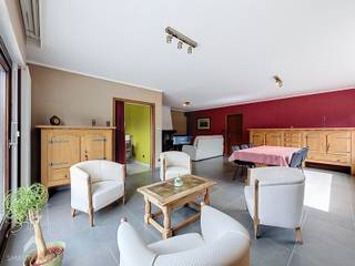 <p>Vrijstaande gelijkvloerse woning gelegen op een perceel van 971 m² in een rustige residentiële buurt, nabij winkels, diensten en openbaar vervoer en met een vlotte verbinding naar de N8 en E403. De woning omvat een inkomhal met gastentoilet en vestiairehoek, een ruime en lichtrijke leefruimte met zit- en eethoek en een leefkeuken voorzien van alle comfort. Aansluitend zijn er een koele provisieruimte en berging.</p>
<p>De was- en droogvoorzieningen bevinden zich in de inpandige garage, die bereikbaar is via de woning en de lange oprit. Buiten geniet u van een gezellige tuin met ruim terras.</p>
<p>Het slaapgedeelte beschikt over 3 slaapkamers en een recent vernieuwde badkamer met inloopdouche, lavabo en toilet. Via het trapgat in de garage is de ruime bergzolder bereikbaar, die de volledige dakoppervlakte beslaat. Via de achtergelegen straat is er bovendien toegang tot het bijgebouw, ingericht als volledig afgesloten werkruimte/garage met twee poorten.</p>
<p>Extra troeven:</p>
<ul>
<li>Perceel van 971 m²</li>
<li>Geen renovatieverplichting</li>
<li>3 slaapkamers</li>
<li>Recent vernieuwde badkamer</li>
<li>Inpandige én vrijstaande garage/werkruimte</li>
<li>Uitweg via achtergelegen straat</li>
<li>Zongerichte tuin met ruim terras</li>
<li>Topligging</li>
</ul>
<p>Deze woning is te koop ZONDER makelaar via het concept van Smart Houses! Wenst u verdere inlichtingen of een bezoek? Contacteer rechtstreeks de eigenaar via +32486635825</p>