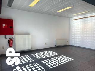 Het pand heeft de volgende indeling: Grote ruimte die momenteel is onderverdeeld (dmv wegneembare wanden) in een receptie, bureel en werkruimte (96m²). Achteraan is een berging voorzien (tegels; 5m²), 2 toiletten en een ingerichte keuken (tegels; kasten, dampkap, keramisch kookvuur, dubbele spoelbak, vaatwasser en koelkast; 15m²).<br /><br />Het pand is ook bijna volledig onderkelderd (beton; 125m²). De kelder is bereikbaar via de algemene delen van de appartementen. <br /><br />Achteraan zijn 2 privatieve autostaanplaatsen voorzien. Vooraan het gebouw is er een parking voor cliënteel aanwezig.<br /><br />Het pand is geschikt voor volgende doeleinden: stockage, winkelruimte, burelen, vrije beroepen, etc. Geen horeca toegelaten!<br /><br />- Energielabel B<br />- CV = Aardgas<br />- Veiligheidsrolluiken voorzien aan de binnenkant!<br /><br />Voor bijkomende inlichtingen of een bezoek ter plaatse kan u steeds vrijblijvend contact opnemen met Immo S|P op het nummer 014/59.10.20. of via info@immosp.be.