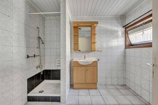 <p>Nabij de dorpskern te Vinkt, deelgemeente van Deinze, bevindt zich deze volledig te renoveren woning in de Aarseleweg. <br />Het pand is gelegen op een perceel van 320m² grond en heeft een mooie gevelbreedte.</p><p>Het gelijkvloers bestaat uit een ruime woonkamer, keuken, badkamer met douche, wasplaats en slaapkamer. <br />Verder is er nog een garage en ruime buitenberging.<br />Op de eerste verdieping bevindt zich één slaapkamer en een zolderruimte, die mogelijkheden biedt om één tot twee extra slaapkamers te creëren.<br />De woning beschikt verder over een gezellig tuintje met een zuidgerichte oriëntatie.</p><p>Vinkt ligt op korte afstand van het centrum van Deinze en heeft verder een goede verbinding richting Aalter en o.a. de E40. <br />Dat maakt deze locatie bijzonder interessant voor wie rust en vlotte bereikbaarheid wil combineren.</p><p>Bent u op zoek naar een woning die u volledig naar eigen smaak en inzicht kunt renoveren en inrichten? <br />Dan biedt deze eigendom heel wat mogelijkheden!</p>