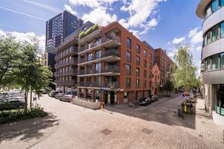 Dit mooi en licht appartement van 117m² bevindt zich op de derde verdieping van residentie "911" op het Eilandje, aan de voormalige Porsche garage. De Cadix-wijk is gelegen nabij het hippe Eilandje en is een leuke buurt met diverse horeca, zomerbars, een zeer grote Delhaize, het nieuwe ziekenhuis, Schengenplein, gezellige jachthavens (Kempischdok en Willemdok), Park Spoor Noord, en er zijn ook verschillende scholen in de nabije omgeving. Het appartement is qua bereibaarheid uitstekend. Op slechts enkele minuten ben je zowel in het hartje van centrum Antwerpen, maar ook is er een vlotte verbinding met de autostrade via de opritten van Merksem, Ekeren en Deurne. <br />Daarenboven is het gelegen in een rustige buurt waar doorgaans weinig verkeer passeert, en waar veel parkeergelegenheid is. <br /><br />Indeling:<br /><br />Bij binnenkomst betreden we de eet- en leefruimte met een open keuken. De keuken is volledig geïnstalleerd, en heeft een keukeneiland met ontbijthoek. De leefruimte heeft genoeg ruimte voor een grote eettafel en een ruime zithoek, met aansluitend toegang tot een gezellig terras aan de straat Kempisch Dok-Westkaai. <br /><br />Via de hal naar de achterkant van het appartement komen we voorbij een apart gastentoilet, een berging met aansluiting voor was-en droogmachine, de badkamer met ligbad, en de twee lichte slaapkamers. <br /><br />Het appartement beschikt over een aparte kelderberging. <br /><br />Extra troeven: <br />Er is een lift en een fietsenberging in het gebouw aanwezig. <br />Het gebouw dateert van 2005, het appartement werd modern afgewerkt en heeft een EPC-score A. <br />De maandelijkse lasten bedragen ongeveer 95 EUR per maand.