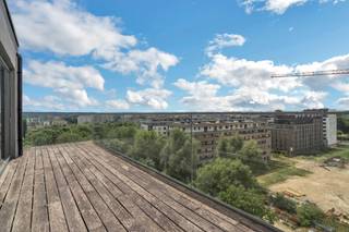 Gelegen op de 8e en 9e verdieping van een hedendaags en stijlvol gebouw in de prestigieuze residentie “Les Jardins de Woluwé”, biedt dit...