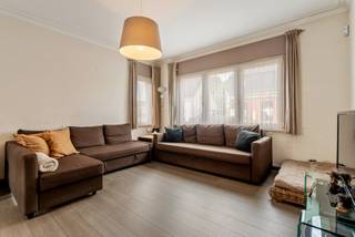 Cette maison confortable à Beringen dispose de 3 chambres, d'une salle de bain, d'un bureau et d'un carport. La maison a été (partiellement) rénovée en 2020 et est équipée de tout le confort moderne, de panneaux solaires, d'une nouvelle installation de chauffage, de la climatisation et de volets roulants. Avec une surface habitable de 216 m² et un magnifique jardin de 921 m², cette maison offre suffisamment d'espace pour une famille.<br /><br />Disposition<br />Rez-de-chaussée :<br />Le hall d'entrée spacieux donne accès à la cave, au salon et à la cuisine. Le salon est très spacieux et équipé de la climatisation. Depuis le salon, nous pouvons accéder à la cuisine, qui offre beaucoup d'espace de rangement. La cuisine est reliée à l'extension, où se trouvent les toilettes, la buanderie et le débarras.<br /><br />Étage :<br />Au premier étage, il y a deux grandes chambres avec climatisation et une grande salle de bains. La salle de bains est équipée d'un double lavabo, d'une double douche, d'une baignoire et de toilettes. Nous trouvons également un bel espace bureau ou chambre de bébé.<br /><br />Deuxième étage :<br />Au deuxième étage se trouve la chambre principale. La belle chambre spacieuse est équipée de la climatisation et de placards sur mesure. La chambre à côté de la chambre principale est actuellement utilisée comme espace de stockage, son emplacement au-dessus de la salle de bains permet de l'aménager selon vos souhaits en une deuxième salle de bains.<br /><br />Jardin :<br />Derrière la maison, il y a une agréable terrasse ensoleillée pour profiter des chaudes soirées d'été. Celle-ci est accessible par la porte derrière la cuisine. Le beau jardin profond est entièrement clôturé. Derrière la maison se trouve un carport pouvant accueillir 2 voitures.<br /><br />Particularités :<br />- EPC positif<br />- Panneaux solaires<br />- Alarme présente<br />- Rénovation 2020 : toit, isolation, climatisation, nouvelle installation de chauffage