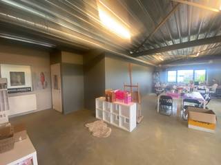 Deze afgesloten ruimte van 160 m² op de eerste verdieping is voorzien van een aparte bureauruimte en berging en biedt eindeloze mogelijkheden:...