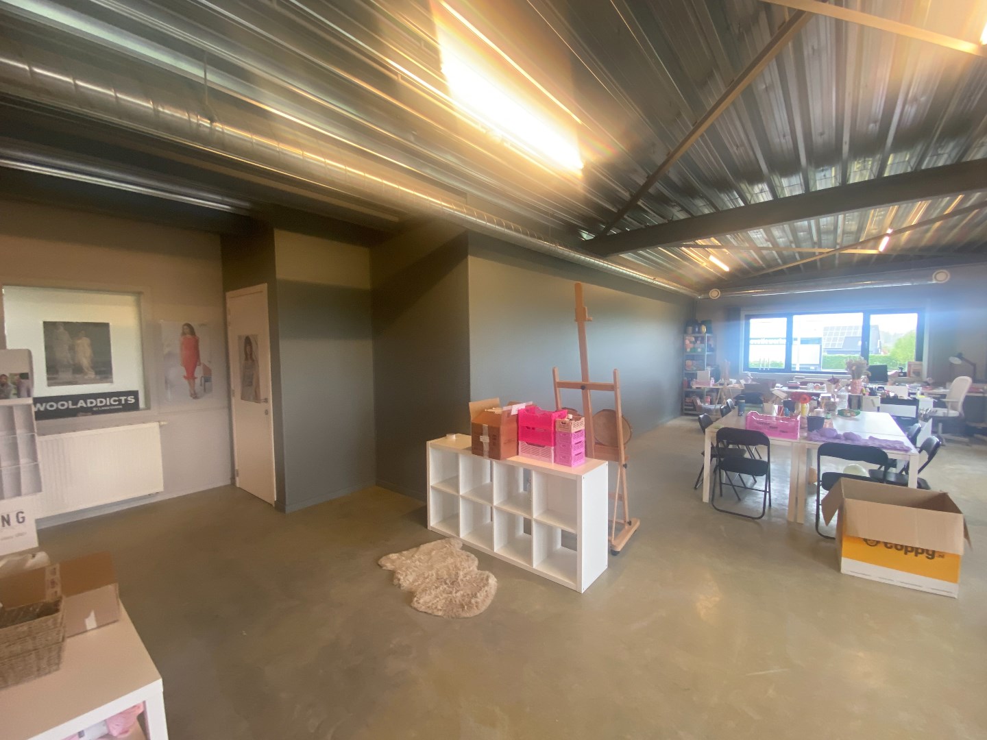 Kantoorruimte of atelier ruimte op de eerste verdieping met parkeerplaatsen te Olsene. - foto 2