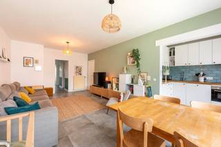 In een rustige woonwijk in Schoten ontdek je dit instapklaar gelijkvloers appartement met een zonnige zuidgerichte tuin, een gezellige veranda én inpandige garage. Je woont hier kortbij winkels, scholen en openbaar vervoer én supervlot naar Antwerpen, Wijnegem en andere omliggende gemeenten.<br /><br />Via de praktische inkomhal kom je centraal in het appartement terecht. De lichtrijke leefruimte met grote ramen geniet van een aangename lichtinval en sluit naadloos aan op de halfopen keuken. Verder vind je twee volwaardige slaapkamers en een derde ruimte die zich uitstekend leent als bureau, dressing of hobbykamer. Deze kamer biedt directe toegang tot de veranda, die fungeert als een aangename overgang tussen binnen en buiten. Vanuit de veranda wandel je verder naar de berging/wasplaats en de inpandige garage, die opnieuw uitkomt in de inkomhal, een handige rondloop die het wooncomfort verhoogt.<br /><br />De badkamer is compact maar functioneel ingericht en voorzien van een lavabo, douche en toilet. Buiten wacht een zonnige zuidgerichte tuin waar je in alle rust en privacy kan genieten.<br /><br />Dit gelijkvloers appartement combineert licht, ruimte, een fijne indeling en een centrale ligging. De zeer lage gemeenschappelijke kosten maken het bovendien een bijzonder interessante keuze voor wie comfortabel en zorgeloos wil wonen.<br /><br />Interesse? info@neonvastgoed of 03/336.88.88