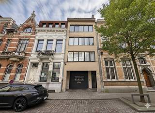 De volledige 3de verdieping, de bovenste verdieping van het gebouw, wordt te koop aangeboden. De verdieping bestaat uit 19 gewone autostaanplaatsen...