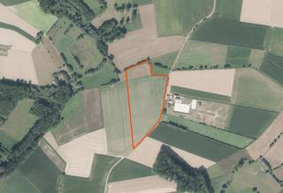 Perceel akkerland te koop te Waarbeke.<br />Totale oppervlakte 4 ha 27 are 05 ca.<br />Rechts volledig langs straat (Eggestraat) gelegen.<br />Boven palend aan beek.<br />Verpacht sinds 1 april 2020 , dus opzegbaar door landbouwer in hoofdberoep, waarbij vrij kan zijn tegen 1 april 2029.<br />