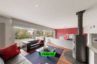 Instapklare woning met handelsruimte in Sint-Andries<br /><br />Ontdek deze uitzonderlijke woning met handelsruimte te koop in Sint-Andries, waar ruimte, licht en stijl naadloos samenkomen. Met een bewoonbare oppervlakte van maar liefst 414 m² biedt deze instapklare gezinswoning een unieke woonbeleving in een absolute topligging nabij centrum.<br /><br />Deze ruime woning uit 1995 straalt een minimalistische elegantie uit, met een sterke focus op openheid en comfort. De unieke bouwstijl zorgt voor een karaktervolle uitstraling, terwijl de doordachte indeling perfect inspeelt op wonen en werken. U geniet van vier volwaardige slaapkamers, een stijlvolle badkamer en royale leefruimtes die baden in natuurlijk licht. De handelsruimte biedt tal van mogelijkheden voor zelfstandigen of vrije beroepen. Buiten wacht een grote tuin met verschillende terrassen, ideaal om in alle rust te ontspannen of gasten te ontvangen. Dankzij de garage en ruime oprit is ook parkeergelegenheid volop aanwezig. Gelegen in het geliefde Sint-Andries, nabij centrum en met vlotte verbindingen, is dit een eigendom dat comfort en bereikbaarheid perfect combineert. De woning heeft een gunstig EPC-label C en is volledig asbestveilig.<br /><br />Bent u op zoek naar een woning te koop in Sint-Andries die wonen en professioneel gebruik harmonieus verenigt? Contacteer Immo Francois vandaag nog om een bezoek aan te vragen. Vanuit hun sterke aanwezigheid in Sint-Andries, Sint-Michiels, Oostkamp en Varsenare begeleiden zij u graag naar uw nieuwe thuis.<br /><br />Woning verkopen in Sint-Andries? Vraag je gratis schatting aan bij Immo Francois via eva@immofrancois.be of 0471 96 08 57.<br /><br />