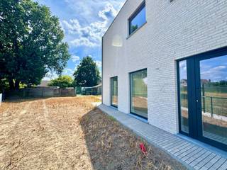 Deze moderne en praktische nieuwbouwwoning ligt op een zeer goede ligging te Evergem en ligt op een ideaal ZUIDgericht perceel ! Deze woning is ideaal voor wie zoekt naar een prachtige nieuwbouw met alle comfort op een zeer strategische ligging ! De ruimtes zijn meer dan logisch en er werd gekozen voor warme, tijdloze &amp; smaakvolle materialen !<br />Troeven: <br />- Halfopen bebouwing op een ideaal perceel van 381m² - ZUIDgericht; <br />- Volledig afgewerkt - NIEUWBOUW EERSTE BEWONING !<br />- TOPLIGGING te Evergem !<br />- E-peil 0 - mede door de vooruitstrevende energievoorzieningen !<br />- Verwarming via warmtepomp (vloerverwarming met aparte thermostaten); <br />- Aanwezigheid zonnepanelen (5.400Wp) + THUISBATTERIJ (5kW) !!<br />- Ventilatiesysteem + domotica + inbouw spots;<br />- Op maat gemaakte OPEN KEUKEN (incl. toestellen); <br />- PRACHTIGE BADKAMER met bad &amp; inloopdouche;<br />- 2 toiletten (beneden en boven);<br />- 3 ruime slaapkamers;<br />- Inpandige garage;<br />- Regenwaterput (7.500L);<br />- Prijs is excl. 21% BTW (constructie) en registratierechten op de grond.<br /><br />Indeling: inkom, apart toilet, leefruimte met open keuken en de inpandige garage met wasplaats.<br />1ste verdieping: nachthal, apart toilet, 3 slaapkamers en de badkamer met bad &amp; douche. <br />+ de aangename tuin met zonneterras.<br />+ de praktische oprit. <br /><br />ABSOLUTE AANRADER !<br />Meer info of een bezoek ter plaatse? Bel WIJSvastgoed op +32 9 395 80 10 !