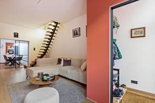 <p><span>Op zoek naar een woning waar je zonder zorgen je intrek kan nemen? Deze instapklare rijwoning in de Kasteelstraat te Duffel werd tussen 2018 en 2024 gerenoveerd en combineert hedendaags wooncomfort met een praktische indeling en een aangename lichtinval. Bovendien beschikt de woning over een </span><span>EPC-label B, een conforme elektrische keuring, een asbestvrij attest en zonnepanelen</span><span>. Een zorgeloze aankoop dus! De woning is bovendien gunstig gelegen, op korte afstand van het centrum van Duffel en tal van winkels, scholen, openbaar vervoer en andere voorzieningen.</span></p><p><span>We betreden de woning via de inkomhal, waar plaats is voorzien voor een vestiaire. De stijlvolle stalen deur met glas geeft alvast een eerste inkijk in de gezellige leefruimte. Vooraan bevindt zich de sfeervolle zithoek, waar de gashaard zorgt voor extra gezelligheid. Deze ruimte loopt naadloos over in de ruime eethoek met open keuken. Dankzij de lichtkoepel en lichtstraat geniet de leefkeuken van een </span><span>overvloed aan natuurlijk daglicht</span><span>, wat zorgt voor een aangenaam en ruimtelijk gevoel. De ideale plek om gezellig samen te koken, te tafelen en te ontspannen.</span></p><p><span>Achteraan op het gelijkvloers bevinden zich een apart gastentoilet en de badkamer. Deze is uitgerust met </span><span>zowel een ligbad als een inloopdouche</span><span>, een lavabo en aansluitingen voor wasmachine en droogkast. De praktische ingemaakte kast zorgt bovendien voor extra opbergruimte. Het gezellige, </span><span>onderhoudsvriendelijke tuintje</span><span> vormt de ideale plek om op zonnige dagen tot rust te komen.</span></p><p><span>Op de eerste verdieping bevinden zich twee slaapkamers. De tweede verdieping biedt nog een </span><span>derde slaapkamer </span><span>en een extra </span><span>polyvalente ruimte</span><span> die je volledig naar eigen wens kan inrichten, bijvoorbeeld als bureau, dressing of hobbyruimte. Tot slot beschikt de woning over een kelder van circa 15 m², ideaal als bijkomende bergruimte.</span></p>
