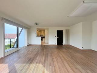 Zonnig appartement gelegen in een villaresidentie te Knokke-Zoute. Het appartement beschikt over 2 slaapkamers en mooie zonneterrassen...