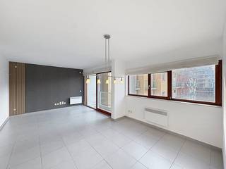 Recent appartement (2007) met twee slaapkamers en terras te huur op de derde verdieping van de Residentie "New Haven", Goethalsstraat 19 te Nieuwpoort. Dit appartement is rustig doch ideaal gelegen vlakbij de winkels, horeca en op 150 meter van de Zeedijk. Algemene kosten 75 euro per maandWaterverbruik 20 euro per maandVrij vanaf 01/07/2026.Indeling:- inkomhal - lichtrijke leefruimte (25m²) met terras- keuken (6m²) voorzien van vaatwas, keramische kookplaat en koelkast met diepvriesvakje- badkamer (3m²) met bad, handdoekradiator en lavabo- slaapkamer 1 (9m²)- slaapkamer 2 (6m²)- nachthall (8m²)- apart toilet Troeven:- uiterst centrale ligging- gunstig EPC- fietsenberging in het gebouw- vernieuwde boiler en toiletBen je geïnteresseerd in dit pand te huur in Nieuwpoort? Ga naar de website www.dewaele.com, klik op het pand dat je wenst te huren. Via de rode knop "vraag je bezoek aan" vragen we u kort een profiel in te vullen. Daarna nemen we contact op voor een bezoek. Telefonisch kunnen er geen afspraken gemaakt worden.