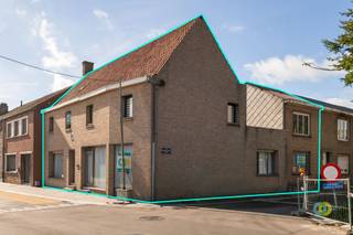 <p><span>BIJNA 3 WONINGEN VOOR DE PRIJS VAN 1: RUIMTE, FLEXIBILITEIT EN TAL VAN MOGELIJKHEDEN!</span></p><p><span>Op zoek naar een ruime woning die u ook professioneel kunt benutten? Dit veelzijdige pand combineert wonen en werken en biedt bovendien mogelijkheden voor een kangoeroewoning, een zelfstandige praktijk of een combinatie van verschillende functies.</span></p><p><span>Dankzij de twee afzonderlijke ingangen kunt u wonen en werken perfect scheiden. De ruimte op de hoek (45 m²) leent zich uitstekend als winkel of kantoor, terwijl de ruimte links (29 m²) ideaal is voor een bureau, praktijk of gezellige zithoek. Ook de polyvalente ruimte van 39 m² kan naar wens worden ingericht, eventueel met een nieuwe toegang tot de koer.</span></p><p><span>De keuken van 19,5 m² biedt voldoende plaats voor een eetruimte en geeft rechtstreeks uit op de koer. Op het gelijkvloers vindt u daarnaast twee badkamers met douche en wc, een praktische wasruimte en een eerste slaapkamer.</span></p><p><span>De eerste verdieping telt nog eens vier slaapkamers. Bovendien biedt de zolder extra inrichtingsmogelijkheden, net als de ruimte boven de polyvalente ruimte.</span></p><p><span>Een zee aan ruimte, meerdere toegangen en eindeloos veel potentieel.</span><span> Of u nu ruim wilt wonen, wonen en werken wilt combineren, een zelfstandige activiteit wilt uitbouwen of een kangoeroewoning zoekt: hier bepaalt u zelf hoe u de mogelijkheden optimaal benut!</span></p>