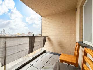 Verzorgd appartement <strong>MET CARPORT, TWEE SLAAPKAMERS EN AANGENAAM TERRAS</strong>, gelegen in het <strong>HART VAN ZOTTEGEM</strong> op wandelafstand van station, scholen en winkels. Deze eigendom bevindt zich in goede staat en geniet van een <strong>GUNSTIG EPC-LABEL C</strong>, wat bijdraagt aan het wooncomfort én <strong>ENERGIE-EFFICIËNTIE</strong>. Dankzij de <strong>INBEGREPEN CARPORT</strong> is parkeren geen zorg, wat in een <strong>CENTRUMLOCATIE</strong> een <strong>ABSOLUTE MEERWAARDE</strong> is. Het appartement is <strong>MOMENTEEL VERHUURD</strong>, waardoor het een interessante opportuniteit vormt voor investeerders op zoek naar een <strong>DIRECTE EN STABIELE OPBRENGST</strong>. Met zijn <strong>STRATEGISCHE LIGGING EN VERZORGDE STAAT</strong> is dit appartement een aantrekkelijke keuze.<br /><br />Adres: Van Aelbrouckstraat 44 te Zottegem<br /><br />Geen renovatieplicht.