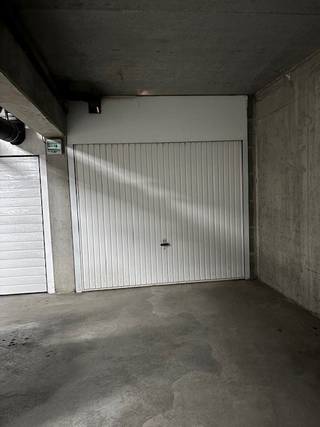 Ondergrondse afgesloten garagebox voor één wagen in het centrum van de stad aan de Sky District.Met verlichting.Maandelijkse huurprijs: 150 EUR -...