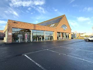 Deze professioneel ingerichte kantoorruimte van 278 m² is gelegen op de eerste verdieping van een goed bereikbaar commercieel gebouw in...