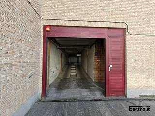 Verzorgde en vlot in te rijden garagebox met kantelpoort in centrum Oostende. De box is perfect rechtdoor in te rijden zonder manoeuvreren en biedt, naast ruimte voor een voertuig, ruim voldoende plaats voor extra opslag. De residentie zelf is in te rijden via een automatische poort. Lichtpunt en stopcontact zijn voorzien in de box. Afmetingen: 10,00 (korte zijde 8,00) x 2,95