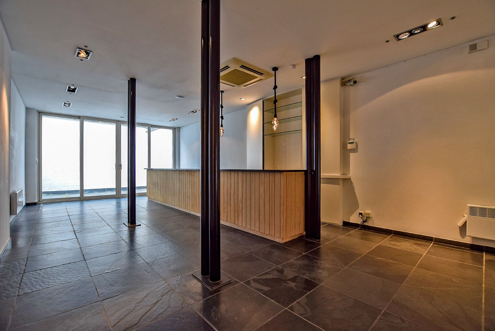 Goed gelegen winkelruimte / kantoorruimte in het centrum van Koksijde-Bad. - foto 2