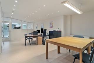 Waregem : in het centrum van Waregem vind je deze instapklare kantoorruimte van 85 m².Troeven * Centrale ligging in het hart van Waregem met vlotte...