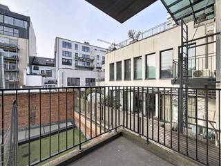 Quellinstraat 14/201: Aangenaam appartement gelegen nabij Centraal station met indeling als volgt:
Inkomhal met vestiaire, leefruimte met zonnig terras, open ingerichte keuken met vaatwasmachine, berging met aansluiting wasmachine, badkamer met bad en douche, apart toilet, 2 slaapkamers.
Parkeerplaats en kelderberging inbegrepen in de huurprijs
€1250 + €100 (exclusief EGW)
