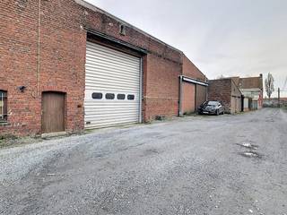 Entrepôt d'environ 425 m² à louer à Harelbeke. L'entrepôt est situé à proximité de différentes routes d'accès.Spécifications :- Plancher en...