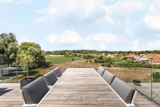 Ooit van een woondroom gehoord? Dan is dit wel de échte woondroom!<br /><br />Geen zogezegd kwalitatief appartement. <br />Geen zogezegd open zicht. <br />Geen zogezegd groot terras.<br /><br />Elementen zoals plafondhoge ramen, parket, vloerverwarming en fijne afwerking zijn hier de standaard.<br />Een open zicht om u tegen te zeggen. Een ware ervaring, dag na dag.<br />Een terras waar buitenleven geen belofte is, maar een vanzelfsprekendheid.<br /><br />Indeling:<br />Uitzonderlijke leefruimte met open keuken<br />Riant terras<br />Master bedroom met dressingruimte met toegang tot terras<br />Tweede slaapkamer met toegang tot terras<br />Badkamer met inloopdouche en dubbele lavabo<br />Berging met aansluiting voor wasmachine en droogkast<br />Apart toilet<br /><br />Ondergrondse parking en kelder INBEGREPEN in de prijs<br />Tevens gemeenschappelijke fietsenstalling in het gebouw.<br /><br />Ontdek dit appartement én ervaar!<br />Contacteer Nicola via 0479/43 30 86!