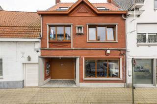 <p><span><strong>KIJKDAG ZA 02/05 | VERDER TE RENOVEREN WONING MET NIEUW DAK EN RAMEN IN HARJTE MEULEBEKE</strong></span><br /><span>Deze verder te renoveren woning is centraal gelegen langs de Tieltstraat in Meulebeke. De woning heeft reeds een volledig nieuw dak, nieuwe verwarming, hoogrendementsbeglazing en leidingen. </span><br /><span>Met een bewoonbare oppervlakte van 167 m² biedt deze woning enorm veel mogelijkheden (handelsruimte, atelier, opslagplaats,...)</span><br /><span>Kijkdag op afspraak zaterdag 2 mei 2026, mail of bel om jouw afspraak vast te leggen.</span></p><p><span><strong>INDELING: </strong></span><br /><span>We komen binnen in de leefruimte met zit-en eethoek met rechtstreekse toegang tot de garage met reeds nieuwe poort en de keuken. Vanuit de keuken is er toegang naar een droge kelder. </span><br /><span>Achteraan bevindt zich hier nog een 2 grote ruimten die ofwel als leefruimtes ofwel als polyvalente ruimte verder gebruikt kan worden. </span><br /><span>Op het verdiep is er een nachthal met toegang tot 2 ruime volwaardige slaapkamers. De badkamer met lavabo, bad en toilet en een derde slaapkamer is toegankelijk vanuit de eerste slaapkamer. </span><br /><span>Vanuit de kleinste slaapkamer is er momenteel toegang naar een ruime geïsoleerde zolder die nog naar eigen believen kan ingericht worden. </span><br /><span>De woning geniet van een zuidoost tuin die volledig afgesloten en ingevolge kindvriendelijk is.</span></p><p><span><strong>TROEVEN: </strong></span><br /><span>- Nieuw dak</span><br /><span>- Nieuwe verwarming</span><br /><span>- Nieuwe ramen</span><br /><span>- Nieuwe leidingen</span></p>