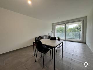 Dit appartement (C1.3) is gelegen op de 1ste verdieping in de Residentie Brouwershof te Westrozebeke (Staden) en bestaat uit: inkomhal - toilet - badkamer - leefruimte - keuken - berging - 2 slaapkamers - terras - garagebox (G113)<br /><br />Troeven van dit appartement: <br />- EPC-label A<br />- bewoonbare oppervlakte van 84,21 m²<br />- terras van 8,22 m²<br />- momenteel is het appartement met garagebox verhuurd aan 700 €/mnd<br /><br />Verkoop onder het stelsel van 21% BTW.