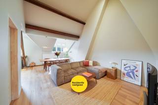 In het historische centrum van Oostende, op wandelafstand van zee, winkels en cultuur, bevindt zich dit unieke appartement op de derde verdieping van een beschermd monumentaal gebouw uit het begin van de 20ste eeuw. Het appartementsgebouw wordt erkend om zijn karaktervolle gevel en architecturale waarde. Tijdens de grondige renovatie vanaf 2022 bleven de authentieke structuur en originele houten elementen behouden, gecombineerd met hedendaags wooncomfort.<br /><br />Je komt binnen via een ruime inkomhal met videofonie en washoek. De lichtrijke leefruimte met open keuken vormt het hart van het appartement en wordt gekenmerkt door een indrukwekkende plafondhoogte tot 4,70 m, wat zorgt voor een uitzonderlijk ruimtelijk gevoel. De keuken is volledig uitgerust met kwalitatieve toestellen van AEG en Franke.<br /><br />Het appartement beschikt over drie volwaardige slaapkamers, waaronder een ruime master bedroom met zichtbare houten balken en veluxvensters, die zorgen voor een warme, loftachtige uitstraling. De badkamer is stijlvol afgewerkt met pebblestone mozaïek, inloopdouche, hangtoilet en lavabo, en straalt wellness uit dankzij de Aquasensa-techniek.<br /><br />Verder is er een technische ruimte met Vaillant cv-ketel en conforme elektriciteit. Het gebouw beschikt over een gerenoveerd en geïsoleerd zadeldak (2017), houten ramen met dubbel glas en een gunstig EPC-label (Nieuw EPC zal B zijn ipv C). Twee private kelderbergingen zijn inbegrepen.<br /><br />Een instapklaar appartement met karakter, ideaal als woonst of investering aan zee.