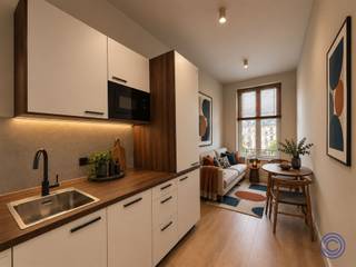 <p><span>Studeren in het hart van Antwerpen. Investeren in een locatie met toekomst.</span></p><p><span> </span></p><p><span>Indeling</span></p><p><span>Ruime en volledig ingerichte studentenstudio die bijzonder ruim aanvoelt dankzij de indrukwekkende plafondhoogte van maar liefst 3m. Aan het raam is een gezellige zit- en studeerhoek ingericht met voldoende plaats om comfortabel te werken, eten of ontspannen. Elke studentenkamer beschikt over een eigen keuken met vaatwasser, koelkast, inductie kookplaat, microgolf en spoelbak, evenals een privatieve douchekamer en een afzonderlijk toilet. Via de houten ladder bereikt u de knusse mezzanine, die werd ingericht als slaapgedeelte. Dankzij deze slimme indeling blijven wonen, studeren en slapen mooi van elkaar gescheiden. Ingebouwde kasten zorgen bovendien voor praktische opbergruimte. De kamer wordt gemeubeld aangeboden en is hierdoor onmiddellijk klaar voor gebruik of verhuur.</span></p><p><span> </span></p><p><span>Belangrijkste troeven</span></p><ul><li><span>Aankoop kan aan 12% registratierechten (GEEN BTW)</span></li><li><span>Eigen keuken, douchekamer en apart toilet</span></li><li><span>Hoge plafondhoogte van maar liefst 3m</span></li><li><span>Slimme indeling met afzonderlijke slaapruimte op mezzanine</span></li><li><span>Gemeubeld en instapklaar, exclusief huishoudraad (zoals servies, bestek, pannen en handdoeken)</span></li><li><span>Gelegen in een volledig vernieuwd gebouw</span></li><li><span>Dak, achter- en zijgevels geïsoleerd</span></li><li><span>Zonnepanelen voor het elektriciteitsverbruik van de gemeenschappelijke delen</span></li><li><span>Gemeenschappelijke keuken, fietsenberging en waslokaal op het gelijkvloers</span></li><li><span>Energiezuinig en hedendaags wooncomfort</span></li><li><span>Centrale ligging in de Sint-Andriesbuurt</span></li><li><span>Universiteiten en hogescholen vlot bereikbaar met de fiets</span></li><li><span>Winkels, supermarkten, horeca en sportfaciliteiten op wandelafstand</span></li><li><span>Interessant voor zowel eigen gebruik als investering</span></li><li><span>Sterke verhuurbaarheid dankzij de combinatie van ligging, comfort en uitrusting</span></li></ul><p><span> </span></p><p><span>Het gebouw</span></p><p><span>Niet alleen de studentenkamer zelf werd vernieuwd. Het volledige gebouw werd gestript en volledig gerenoveerd naar hedendaagse normen.</span></p><p><span>Het statige pand bestaat uit een kelderverdieping, gelijkvloers en vier verdiepingen en omvat in totaal negen studentenkamers en twee studio's.</span></p><p><span>Bij de renovatie werd bijzondere aandacht besteed aan comfort, energiezuinigheid en het beperken van toekomstige onderhoudskosten. Zo werden onder meer de achter- en zijgevels geïsoleerd en zonnepanelen geplaatst voor het elektriciteitsverbruik van de gemeenschappelijke delen.</span></p><p><span>Daarnaast beschikt het gebouw over een parlofooninstallatie, een gemeenschappelijke fietsenberging en een gemeenschappelijke keuken op het gelijkvloers.</span></p><p><span>Voor ouders betekent dit dat hun zoon of dochter kan wonen in een comfortabele, moderne en volledig vernieuwde studentenwoning. Voor investeerders biedt de grondige renovatie extra zekerheid en beperkt ze het risico op grote renovatiewerken op korte termijn.</span></p><p><span> </span></p><p><span>Ligging</span></p><p><span>De studentenkamer bevindt zich in de populaire Sint-Andriesbuurt, tussen de Nationalestraat, Groenplaats en de Scheldekaaien.</span></p><p><span>Deze aantrekkelijke ligging combineert het bruisende stadsleven met een uitstekende bereikbaarheid. Universiteiten en hogescholen zijn vlot bereikbaar te voet, met de fiets of met het openbaar vervoer.</span></p><p><span>Ook winkels, supermarkten, horeca, sportfaciliteiten en ontspanning bevinden zich in de onmiddellijke omgeving.</span></p><p><span>Antwerpen-Centraal en het stadscentrum zijn eenvoudig bereikbaar met de fiets. Ook de Antwerpse Ring is vlot bereikbaar.</span></p><p><span>Met een Mobiscore van 9,7/10 vormt deze locatie een uitstekende uitvalsbasis voor studenten en een bijzonder interessante ligging voor wie wil investeren in Antwerps studentenvastgoed.</span></p><p><span> </span></p><p><span>Verhuur</span></p><p><span>Koopt u de studentenkamer als investering?</span></p><p><span>CC IMMO kan ook de verhuur van de kamer voor u verzorgen. Zo kunnen wij reeds tijdens het verkooptraject op zoek gaan naar een geschikte huurder, zodat u na het verlijden van de akte zo snel mogelijk van huurinkomsten kan genieten.</span></p><p><span>U investeert hiermee in vastgoed op een sterke Antwerpse locatie, met een duidelijke en jaarlijks terugkerende doelgroep.</span></p><p><span>Meer informatie over de verwachte huurprijs en verhuurmogelijkheden kan u rechtstreeks bij de makelaar bekomen.</span></p><p><span> </span></p><p><span>Algemene informatie</span></p><p><span>De gemeenschappelijke kosten worden geraamd op circa €125 per maand en omvatten onder meer het privatief verbruik van elektriciteit, verwarming en water, het onderhoud en verbruik van de gemeenschappelijke delen, de syndicus en de blokpolis.</span></p><p><span>De studentenkamer beschikt over tussenmeters voor elektriciteit en water.</span></p><ul><li><span>EPC: label B</span></li><li><span>Elektrische installatie: conform het AREI</span></li><li><span>Asbestattest: in aanvraag</span></li></ul><p><span>Kosten ten laste van de koper: 1.391,50 euro voor zijn aandeel in de basisakte en prekadastratie</span></p><p><span> </span></p><p><span>De renders in bijlage geven een beeld van de afwerking van de studentenkamers. Deze zijn momenteel in de laatste fase van de afwerking.</span></p><p><span>De informatie in deze prospect is ter informatieve titel: de kandidaat-kopers moeten hun eigen zaak maken van het verkrijgen, controleren en interpreteren van deze informatie.</span></p><p><span> </span></p>