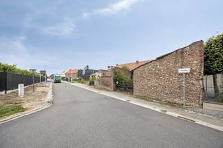 Twee naast elkaar gelegen percelen die samen een totale oppervlakte van 933 m² vormen. Dankzij de ruime straatbreedte van circa 21 meter en...