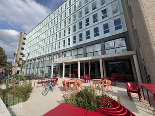 Gelegen op een toplocatie in <strong>Gentbrugge</strong>, bevindt zich dit moderne businesscenter <strong>"Watt The Health" </strong>op korte afstand van het centrum van Gent. Dankzij de ligging nabij de R40 en de E17 en het openbaar vervoer in de directe omgeving, is het kantoor vlot bereikbaar.<br /><br />Deze instapklare all-in kantoorruimte van 46 m² biedt plaats aan <strong>10 werkplekken</strong> en combineert een professionele werkomgeving met tal van gedeelde faciliteiten. U kunt gebruikmaken van moderne vergaderruimtes, phone booths, een stijlvolle lounge, volledig uitgeruste keuken en een aangenaam rooftopterras. Daarnaast beschikt u over 24/7 toegang tot het businesscenter, een onthaaldienst en een fietsenstalling.<br /><br /><strong>ALL-IN PRIJS</strong>: internet, onroerende voorheffing, verwarming, elektriciteit, schoonmaak en het gebruik van de gedeelde faciliteiten zijn inbegrepen in de huurprijs. Bovendien is een flexibele huurtermijn mogelijk, afgestemd op de behoeften van uw onderneming.<br /><br />Neem vandaag nog contact op met <strong>Simon </strong>PANORAMA B2B GENT KANTOREN voor meer informatie of om een vrijblijvend plaatsbezoek in te plannen via het nummer <strong>0477 44 39 30</strong>.
