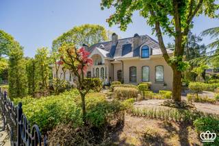 Riante villa met mooie en zonnige tuin op toplocatie te Essen-Heikant! GelijkvloersRoyale open inkomhal op marmeren vloer met glazen trappen die...
