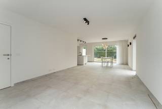 Een nieuwe thuis in de buurt van Diksmuide? Ontdek deze moderne woningen in Pervijze. Je kan er in alle rust genieten van de natuur en het open uitzicht over het polderlandschap. Bovendien bereik je via de E40 vlot de belangrijkste steden van het land. De woningen hebben een ruime woon- en eetkamer, een -naar eigen keuze ingerichte- open keuken, een berging, 3 slaapkamers, een badkamer en een mooie tuin. Je kiest zelf de afwerkingsmaterialen voor keuken, badkamer, vloeren en binnendeuren. Een kijkje nemen? Je vindt de verkaveling ter hoogte van Molenstraat 12.