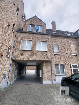 <p><span>Prachtig dakappartement van 85 m² met veel lichtinval bestaande uit twee slaapkamers en een autostaanplaats in het hartje van Halen.</span></p><p><span> </span></p><p><span>Dit appartement heeft volgende troeven:</span></p><p><span> </span></p><p><span>+ Gunstige ligging (dicht bij centrum/scholen/winkels)</span></p><p><span>+ Alles op wandelafstand</span></p><p><span>+ Woonkamer </span></p><p><span>+ Keuken</span></p><p><span>+ 2 slaapkamers<br />+ Berging</span></p><p><span>+ Lift aanwezig</span></p><p><span> </span></p><p><span>De huurprijs bedraagt €900,00 + gemeenschappelijke kosten €60,00 en provisie voor water €25,00</span></p><p><span> </span></p><p><span>Interesse in dit appartement? Aarzel niet om ons te contacteren. Wij helpen je met de glimlach verder!</span></p><p><span><br />Vul de kandidaatstelling in op ImmoDiest.be (onder te huur -> Doelstraat 12bus 4- 3545 HALEN -> ORANJE KNOP 'HUURAANVRAAG').<br />Van zodra wij deze informatie ontvangen hebben, nemen wij contact op met u.</span></p><p><span> </span></p><p><span> </span></p>